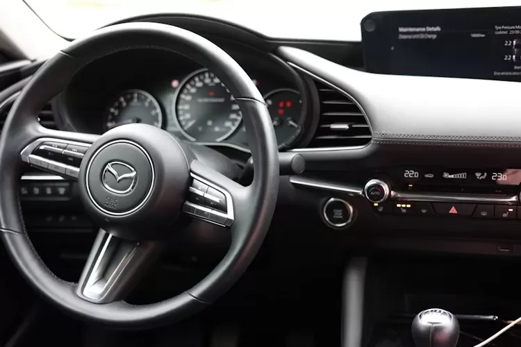 Foto Ilustrasi - Mobil modern kini hadir dengan beberapa fitur seperti ADAS hingga keyless entry. ((Unsplash/ndcphoto))