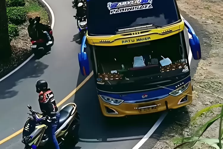 Viral video rombongan motor Yamaha hadang bus di Ciwidey, aksi arogansi ini diselidiki polisi. ((Instagram.com/@infojawabarat))