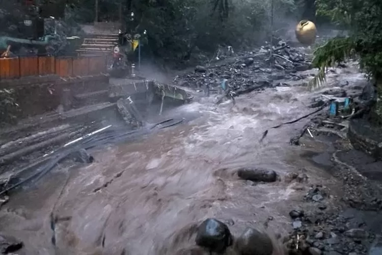 Banjir Bandang Sapu Kawasan Wisata Guci, Pipa Air Panas Terbawa Arus. (Foto/Instagram @aslibatang)