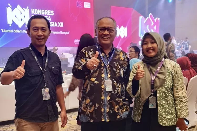 Ketua Yayasan Prima Cendeki Islami Prof. Dadan Wildan (tengah), Kepala SMP PCI Beni Saputro, M. Pd, dan Guru Bahasa Indonesia SMP PCI Rizmi Nur Andari, M.Pd, di Kongres Bahasa Indonesia ke XII di Jakarta  - Foto: Istimewa