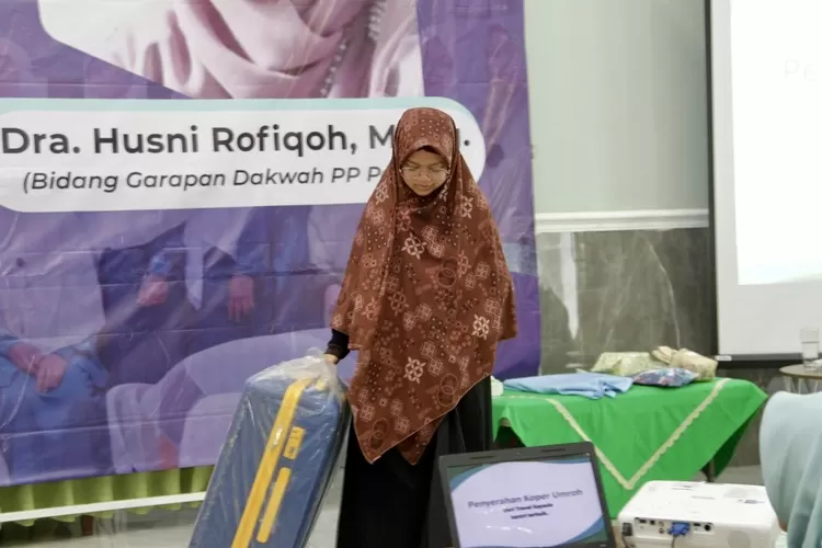 Sahfwa Maylani ketika menerima secara simbolik koper umroh gratis dari PT Tannur Muthmainnah - Foto: Henry Lukmanul Hakim 