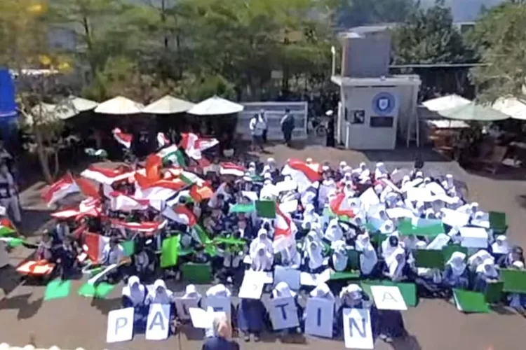 Siswa SMP Prima Cendekia Islami dalam aksi solidaritas Bela Rakyat Palestina membentangkan bendera Merah Putih dan bendera Palestina - Foto: Humas Prima Cendekia Islami 