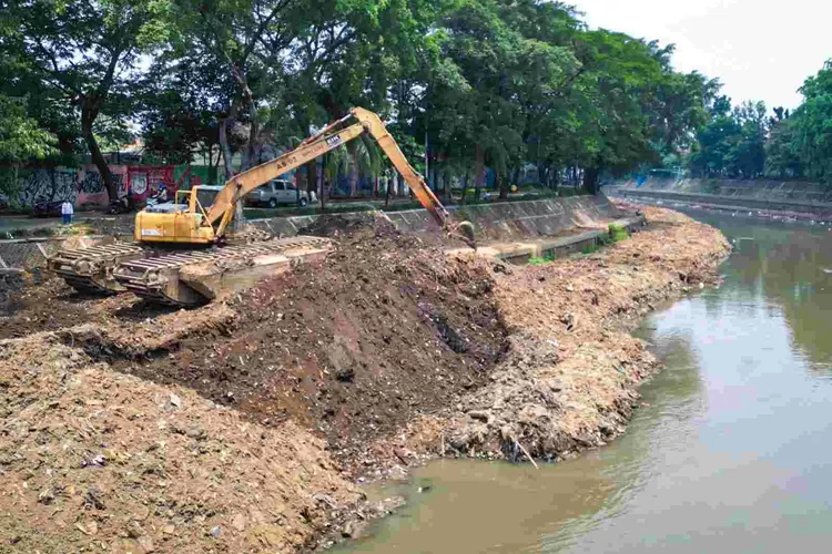 Salah Satu Upaya Pemprov DKI dalam Mengantisipasi Musim Penghujan dengan Mengangkat Sedimen Lumpur Kali