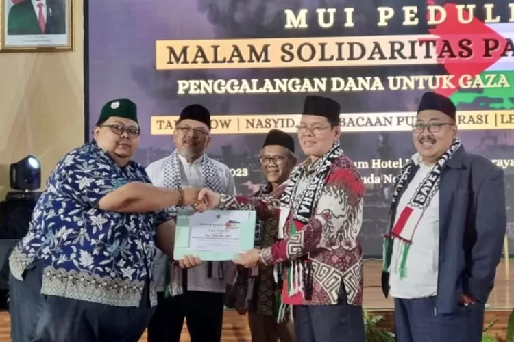 Direktur Utama Lembaga Amil Zakat Persatuan Islam (LAZ PERSIS) Abgga Nugaraha (kanan) secara simbolik memberikan bantuan untuk Palestina sebesar 500 Juta - Foto: Istimewa