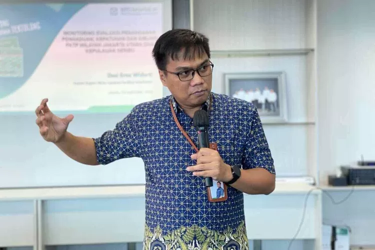 Kepala BPJS Kesehatan Jakarta Utara, Ropik Patriana sedang presentasi