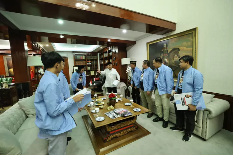 Prabowo Apresiasi Semangat Relawan Matahari Pagi: Walau Hujan Tetap Bertahan