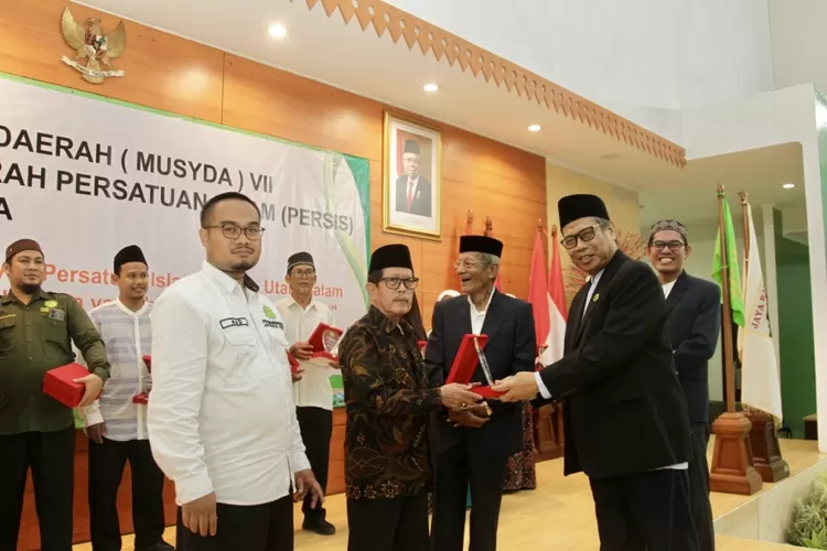 Ketua PW Persis DKI Jakarta Drs KH. Sofyan Munawar (kanan) memberikan penghargaan kepada ulama Drs. H. Tatang Fauzi - Foto: Henry Lukmanul Hakim