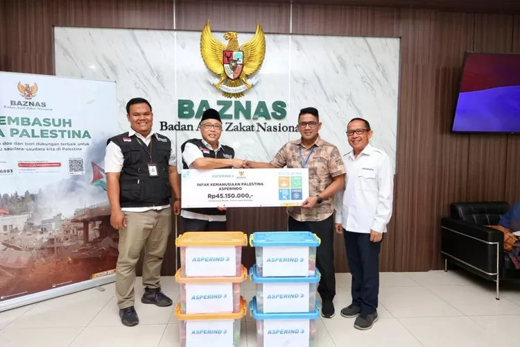 Bidang Sosial Dpp Asperindo H. Juanidi Sumardi dan H. Ahmad Kurtubi menyerahkan bantuan dana kemanusian untuk Palestina ke kantor Badan Amil Zakat Nasional (Baznas)