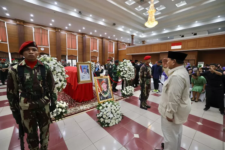 Prabowo Beri Penghormatan Terakhir ke Doni Monardo di Balai Komando Kopassus Cijantung
