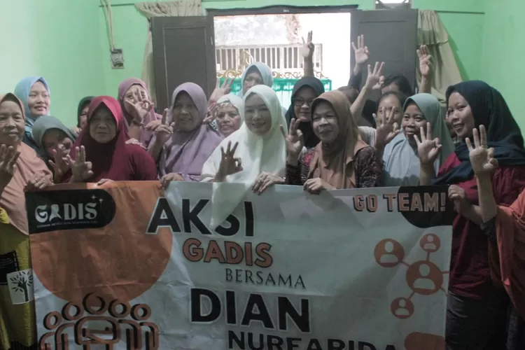 Dian Nurfarida Caleg PKS Nomor Urut 3 Dapil Pancoran Mas Kota Depok bersama warga