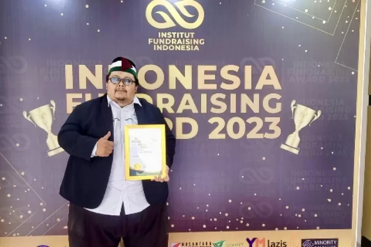 Direktur Utama LAZ PERSIS Angga Nugraha, S.Kom.I menerima penghargaan Fundraising ZIS Berbasis Ormas Terbaik 2023 - Foto: Istimewa 