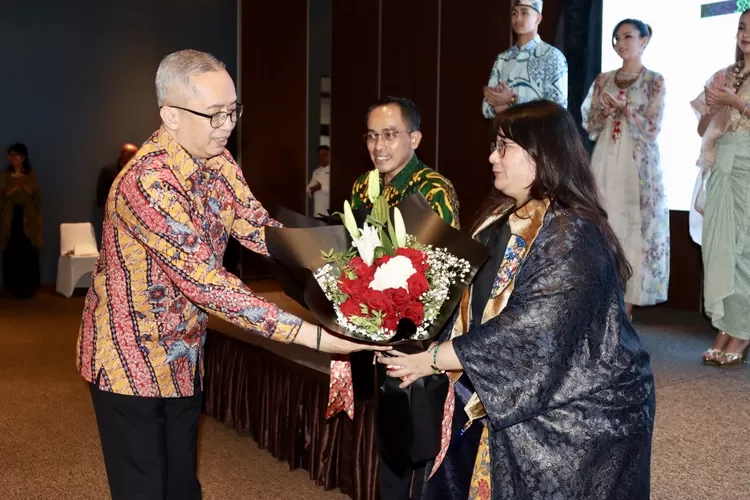 Pemilik MASKAS Batik Sukasno (tengah) ketika di Pameran Batik in Algiers 2023 - Foto: Dok Pribadi