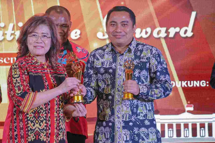 Kepala Bidang Komunikasi Publik Dinas Kominfotik Provinsi DKI Jakarta Koharudin saat Menerima Penghargaan 