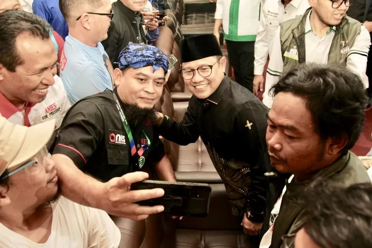 Cak Imin Tetap Setia Dan Selalu Tersenyum Layani Selfie Relawannya - Foto: Henry Lukmanul Hakim