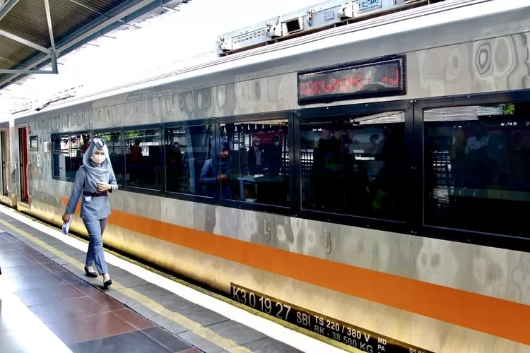 (Ilustrasi) Pramugari Kereta Api sedang bertugas - Foto: Henry Lukmanul Hakim