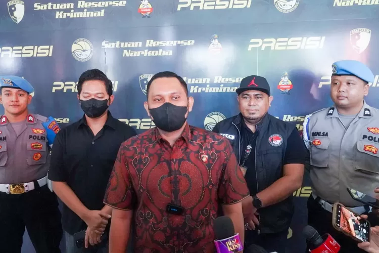 Wakasatres narkoba Polres Metro Jakarta Barat Kompol Retno Jordanus saat Memberikan Keterangan Pers