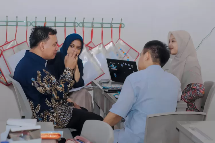 Guru-Guru menyimak serius penjelasan pembuatan Modul bagi Guru
