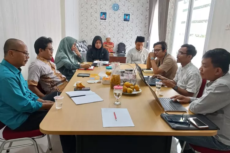 Suasana rapat yayasan perguruan Al Iman