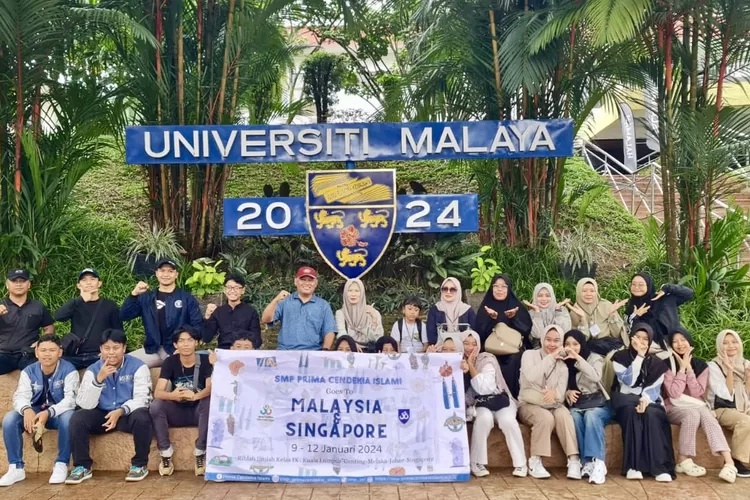 Siswa SMP PCI dan para pembina foto bersama di depan Universitas Malaya - Foto: Humas Prima Cendekia Islami