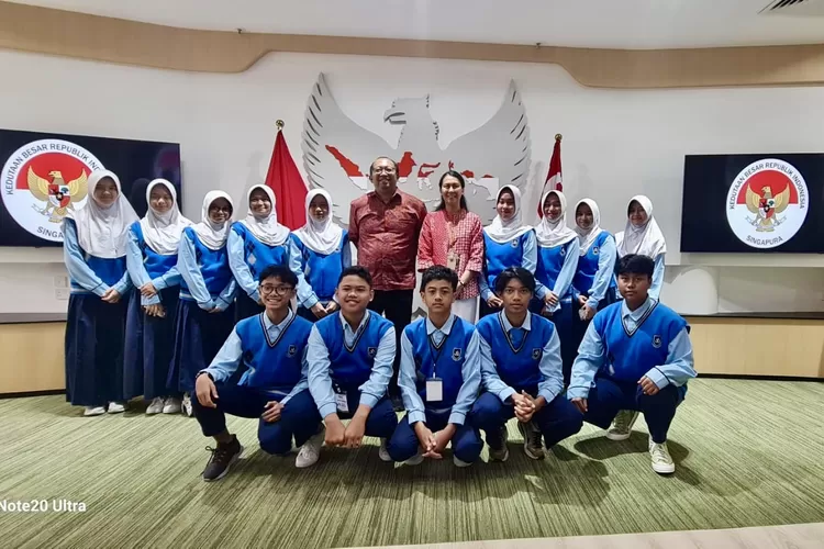 Siswa SMP Prima Cendekia Islami foto bersama dengan pejabat Kedutaan Besar Singapura - Foto: Istimewa