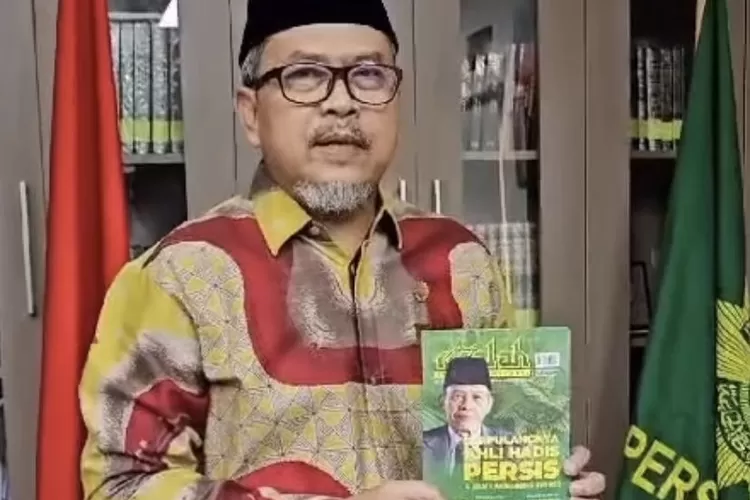 Ketua Umum Pimpinan Pusat Persatuan Islam Ustaz Dr. Jeje Zaenudin memegang Majalah Risalah - Foto: Tangkap Layar @jejezaenudinofficial