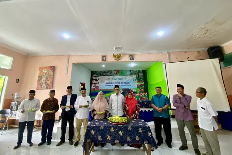 IKA Alumni SMPN 1 Ciparay menyerahkan secara simbolis renovasi pembangunan masjid Sekolah - Foto: Istimewa