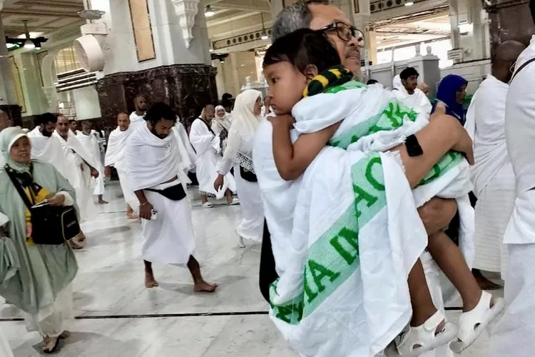 Momen Ketua Umum PP Persatuan Islam (PERSIS) Ustaz Dr. Jeje Zaenudin menggendong balita saat Sai di Makkah - Foto: Istimewa