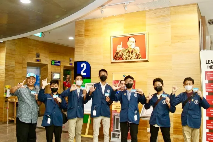 Ketua Yayasan Prima Cendekia Islami Prof. Dadan Wildan ketika mendampingi siswanya Rihlah Ilmiha di Gedung Perpustakaan Nasional, Jakarta - Foto: Henry Lukmanul Hakim