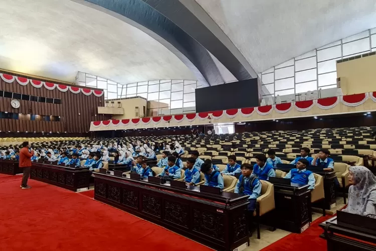 Siswa SMP Prima Cendekia Islami Ketika berada didalam Gedung DPR 