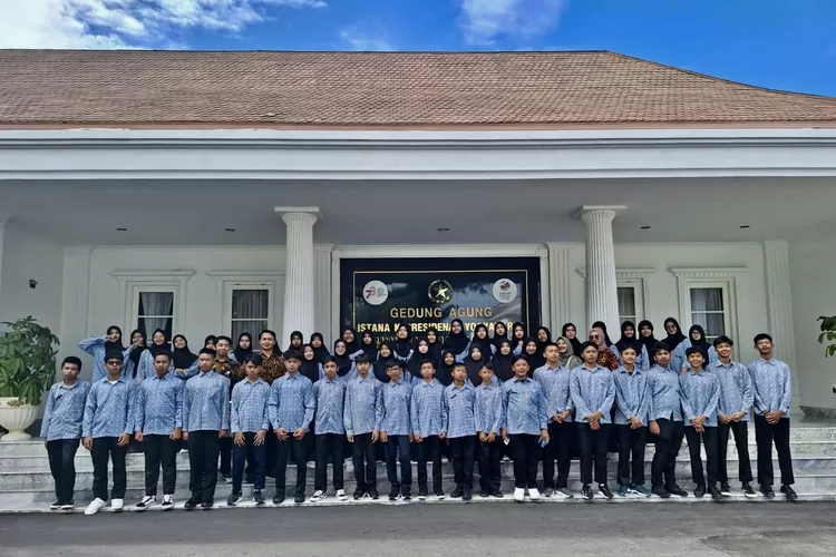 Siswa SMP Prima Cendekia Islami Didepan Istana Kepresidenan Yogyakarta  