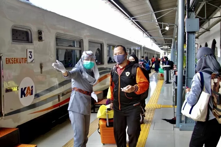 (Ilustrasi) Jelang keberangkatan Kereta Api di Stasiun Pasar Senen, Jakarta - Foto: Henry Lukmanul Hakim