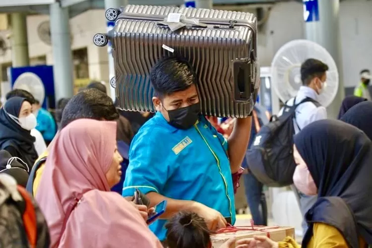 (Ilustrasi) Seorang p[orter sedang membawakan barang penumpang Kereta Api di Stasiun Pasar Senen, Jakarta - Foto: Henry Lukmanul Hakim