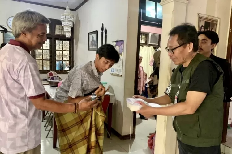 Satrio Bagus Nugroho (25) memasukan jarinya kedalam tinta usai mencoblos - Foto: Henry Lukmanul Hakim