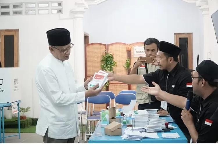 Ketua Umum Pimpinan Pusat Muhammadiyah Haedar Nashir menerima surat suara yang akan di coblos dari petugas KPPS - Foto: Tangkap layar Instagram @haedarnashirofficial