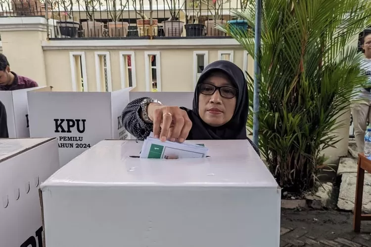 (Ilustrasi) Seorang warga sedang memasukan surat suara kedalam kotak suara di TPS 41 Cimone Permai, Kota Tangerang - Foto: Henry Lukmanul Hakim