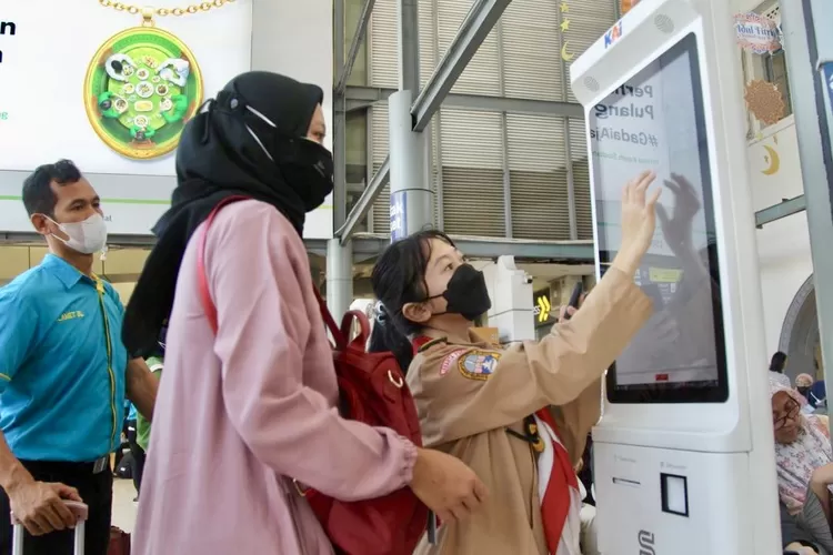 (Ilustrasi) penumpnag Kereta Api sedang mencetak tiket KA di Stasiun Pasar Senen, Jakarta - Foto: Henry Lukmanul Hakim