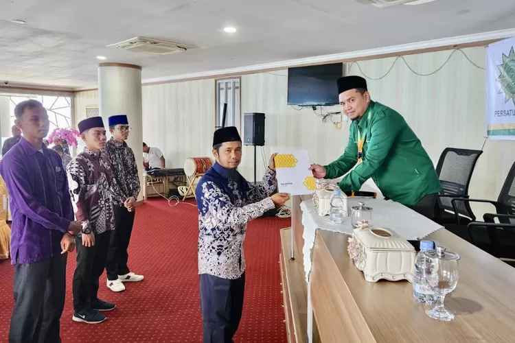 Direktur Eksekutif LAZ PERSIS, Heri Sholehudin. SE (kemeja hijau) melantik pengurus  Kantor Perwakilan LAZPERSIS Sumbar: Foto Henry Lukmanul Hakim