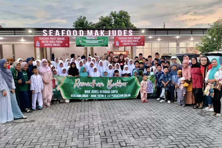 LAZ Persis Sumut - Seafodd Mak Judes berfoto bersama dengan 80 Anak Yatim - Foto: Istimewa