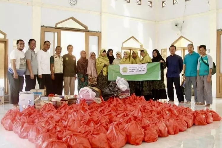 PERSIS dan PERSISTRI Kota Tangerang Berbagi Sembako Gratis - Foto: Henry Lukmanul Hakim