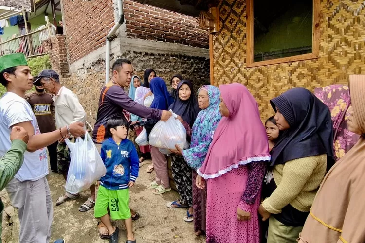 Aksi membagikan sembako untuk warga Desa Ciheulang, Ciparay, Kabupaten Bandung - Foto: Istimewa