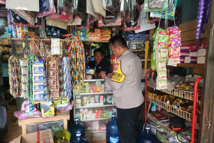 Bhabinkamtibmas Pulau Pramuka Memastikan Ketersediaan Bahan Pangan Aman Selama Bulan Puasa Ramadhan