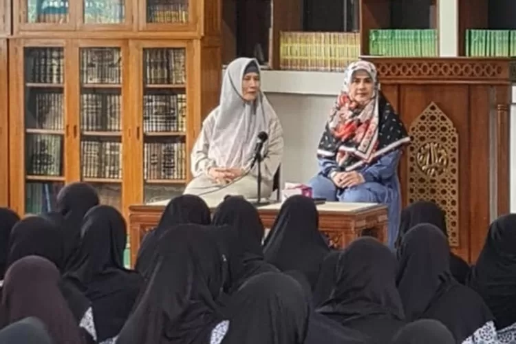 Astrie Ivo ketika memberikan ceramah di SMP Prima Cendekia Islami - Foto: isitimewa