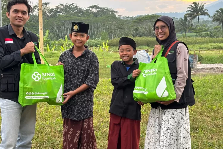 Sinergi Foundation saat  Memberikan Babtuan di Ponpes Takwinul Ummah Tasikmalaya