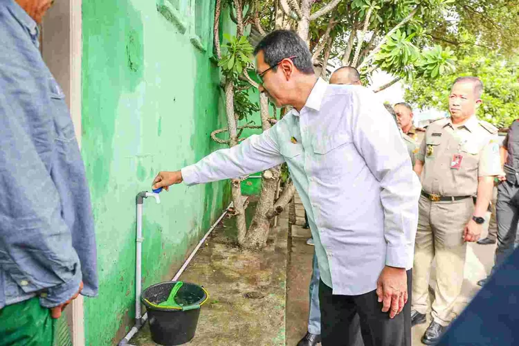 Pj Gubernur saat Mengecek saluran Air PAM