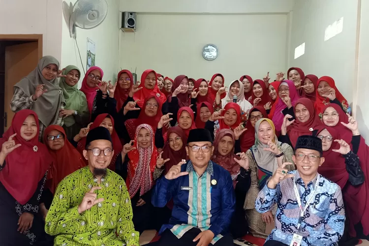 Kepala KUA Cipayung Kota Depok beserta Anggota Gelar Tadarus Bareng Ibu-Ibu Majlis Ta'lim