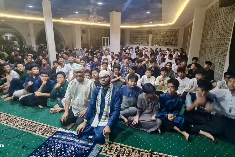 Ketua Yayasn Prima Cendekia Islami Prof. H. Dadan Wildan dan Syekh Mohammed A.S. Algoul dari Palestina bersama siswa SMP PCI - Foto: Istimewa