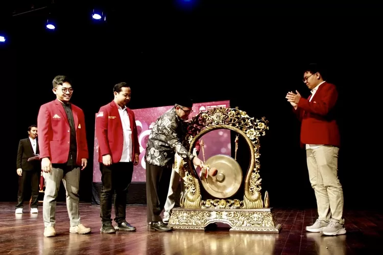 Ketua Umum PP Persis Ustaz Dr. Jeje Zaenudin didampinga 3 petinggi Hima Persis memukul gong tanda Refleksi 28 Tahun Hima Persis - Foto: Henry Lukmanul Hakim