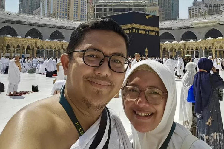 Kordinator Utama Petugas Haji Persatuan Islam Ustaz Tatan Ahmad Santana bersama istir ketika menjalani ibada umroh - Foto: Koleksi pribadi/facebook @tatanahmadsantana