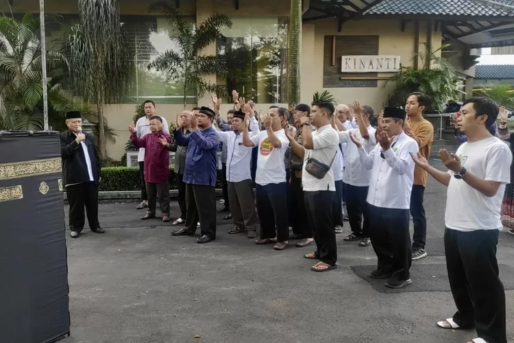 Pembimbing Jemaah haji Persatuan Islam, H. Supriatna ketika memandu praktik manasik haji - Foto: Henry Lukmanul Hakim