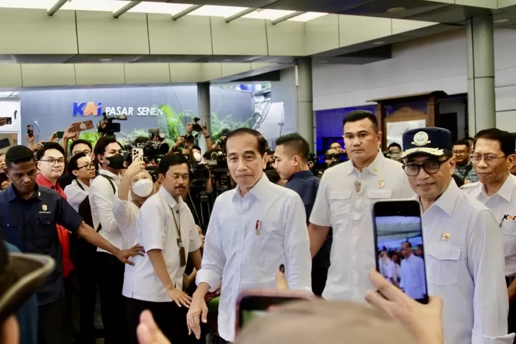 Presiden Joko Widodo meninjau secara langsung arus mudik Lebaran di Stasiun Pasar - Foto: Henry Lukmanul Hakim